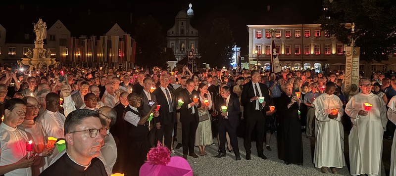 Donnerstag, 14. August 2025; Am Vorabend des Feiertages Mariä Himmelfahrt fand in Altötting nach dem Gottesdienst wieder eine eindrucksvolle Lichterprozession zur Gnadenkapelle statt. 