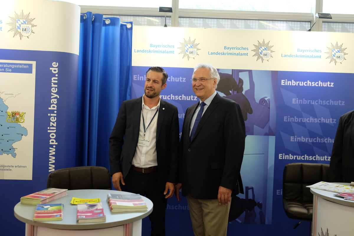 Innenminister Herrmann auf dem Stand vom Bayerisches Landeskriminalamt (BLKA)