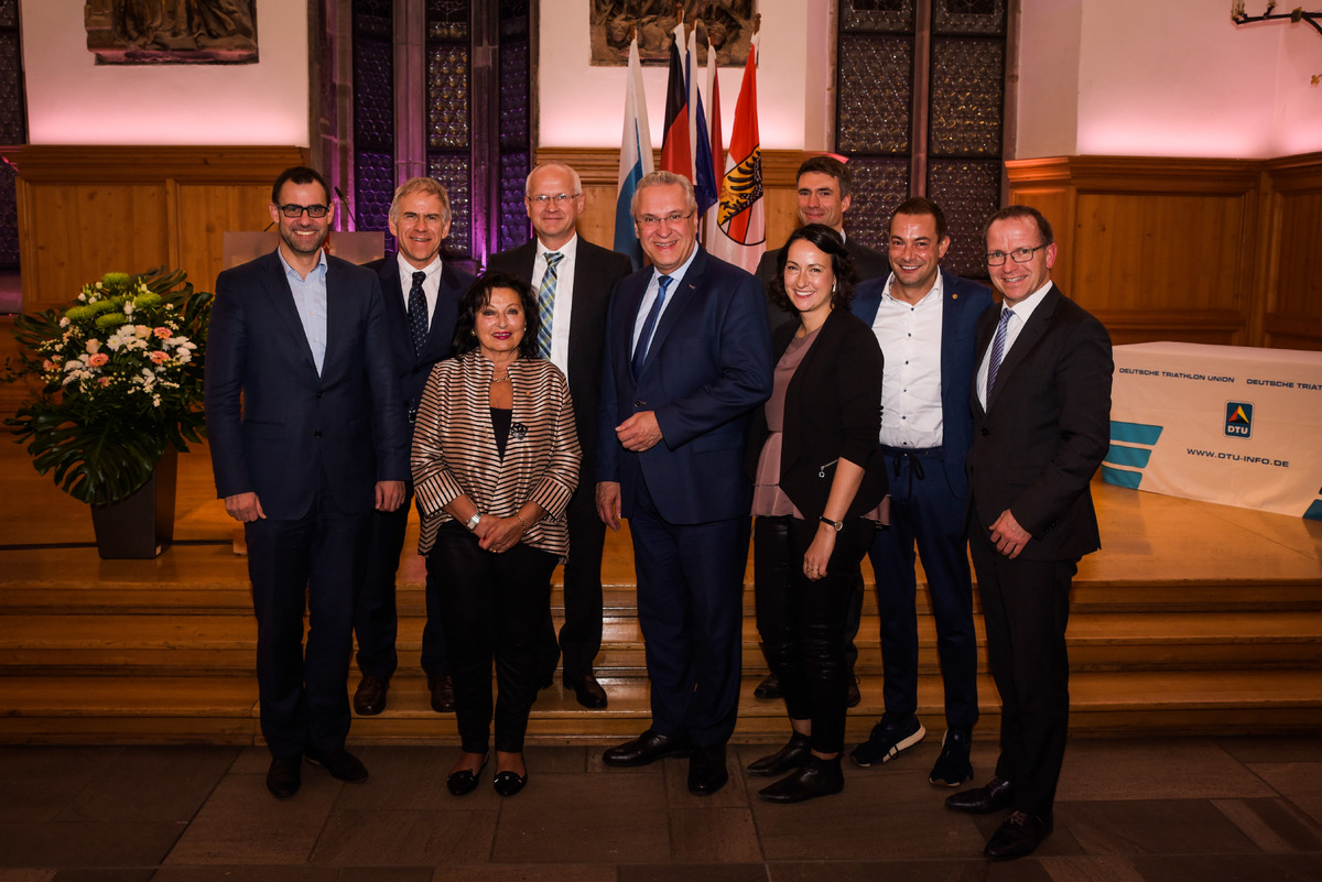 (v.l.n.r.):  Ralph Edelhusser (1. BM der Stadt Roth), Prof. Dr. Martin Engelhardt (Prsident DTU), Alice Walchshfer (Challenge Roth), Dr. Klemens Gsell (3. BM der Stadt Nrnberg), Joachim Herrmann (Bay. Staatsminister des Innern), Kathrin Walchshfer (C