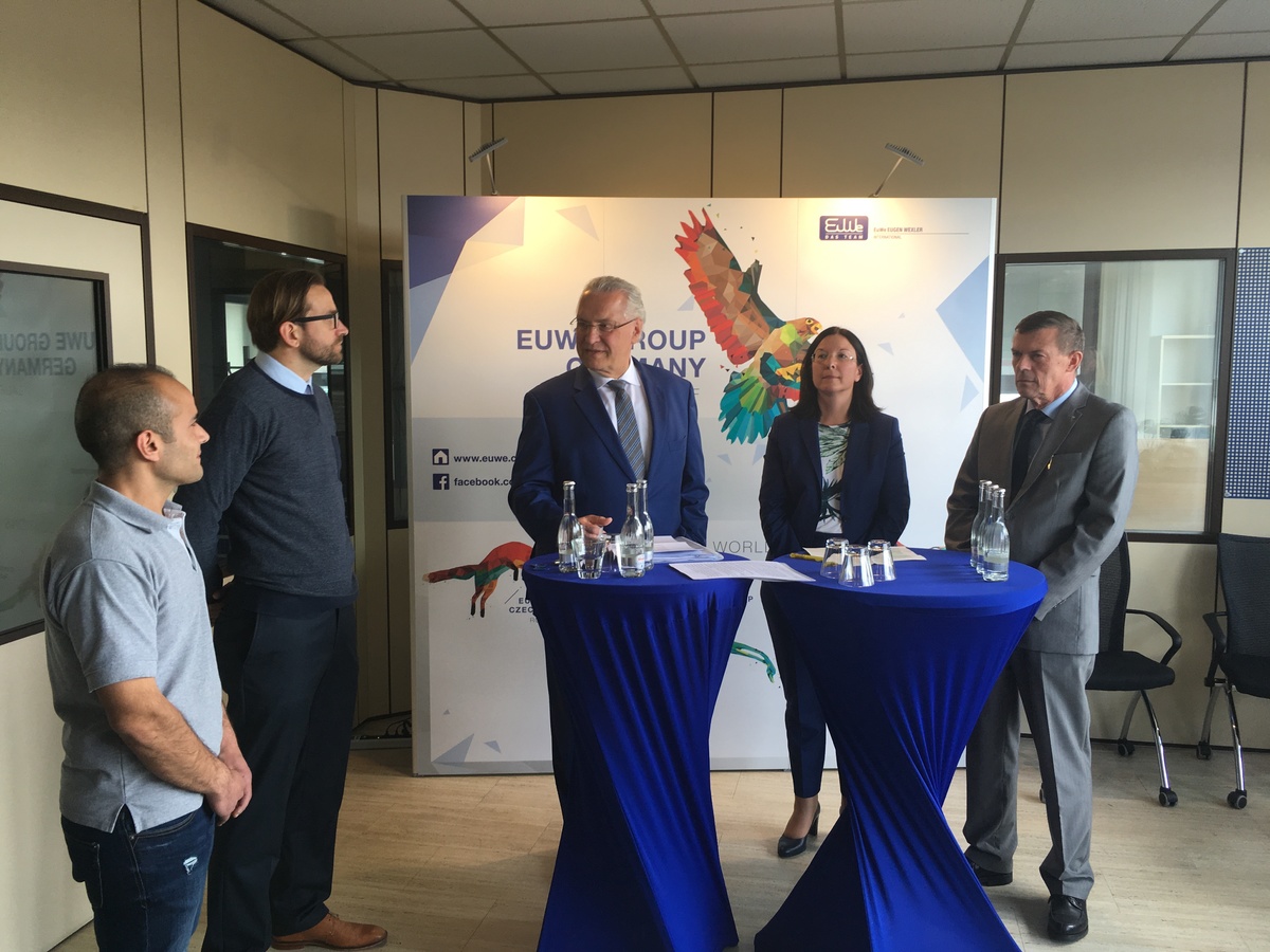 v l: Herr Hawash, Azubi bei EuWe, Matthias Wexler, Geschäftsführer bei EuWe, Minister Herrmann, Frau Schultheiß, Geschäftsführerin beim Jobcenter Nürnberg , Herr Holzwart, Vorsitzender der Geschäftsführung, Regionaldirektion der Bundesagentur für Arbeit v l: Herr Hawash, Azubi bei EuWe, Matthias Wexler, Geschäftsführer bei EuWe, Minister Herrmann, Frau Schultheiß, Geschäftsführerin beim Jobcenter Nürnberg , Herr Holzwart, Vorsitzender der Geschäftsführung, Regionaldirektion der Bundesagentur für Arbeit