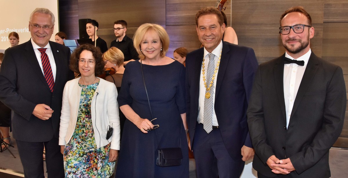 von links: Staatsminister. Herrmann, Frau Dana Kissinger-Matray, Frau Evi Kurz; Bürgermeister Markus Braun und der Preisträger, der Fürther Lehrer Daniel Burghart von links: Staatsminister. Herrmann, Frau Dana Kissinger-Matray, Frau Evi Kurz; Bürgermeister Markus Braun und der Preisträger, der Fürther Lehrer Daniel Burghart