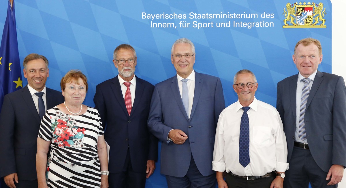 Bild von links: Landrat AlexanderTritthart, Gemeindertin Elke Tschacher, 1. Brgermeister Johannes Schalwig, Innenminister Joachim Herrmann, Gemeinderat Eberhard Brunel Geuder  und Gemeinderat Udo Stammberger