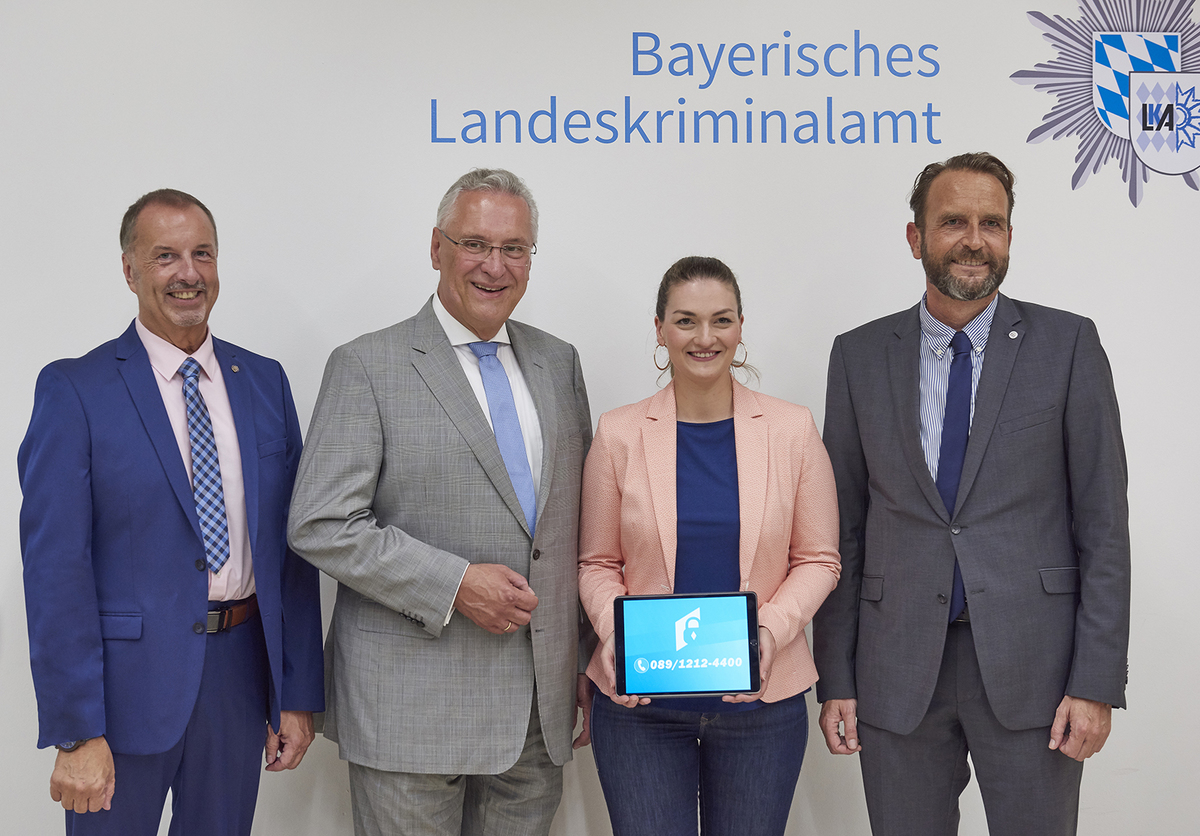 von links: Robert Heimberger, Prsident LKA; Joachim Herrmann, Innenminister; Judith Gerlach, Digitalministerin; Mario Huber, Dezernatleiter Cyberkriminalitt 