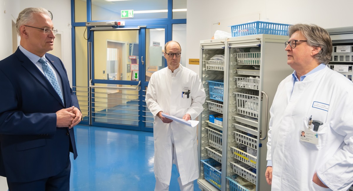 Der Bayerische Innenminister Joachim Herrmann (l.) informierte sich beim rztlichen Direktor des Uni-Klinikums Erlangen Prof. Dr. Dr. h. c. Heinrich Iro (Mitte) und dem Direktor der Ansthesiologischen Klinik Prof. Dr. Dr. h. c. Jrgen Schttler