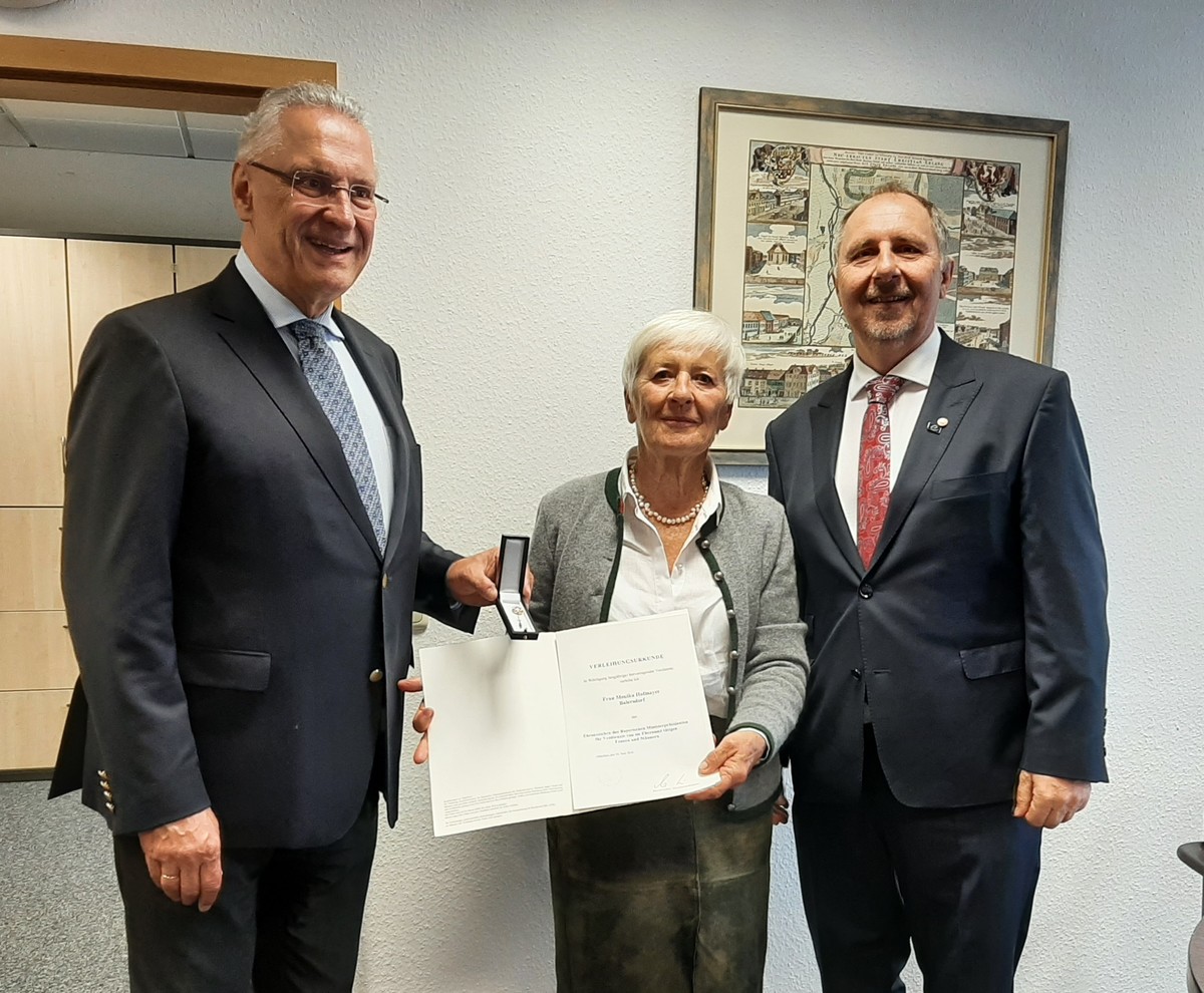 von links: Innenminister Joachim Herrmann, Monika Hofmayer, Brgermeister Andreas Galster