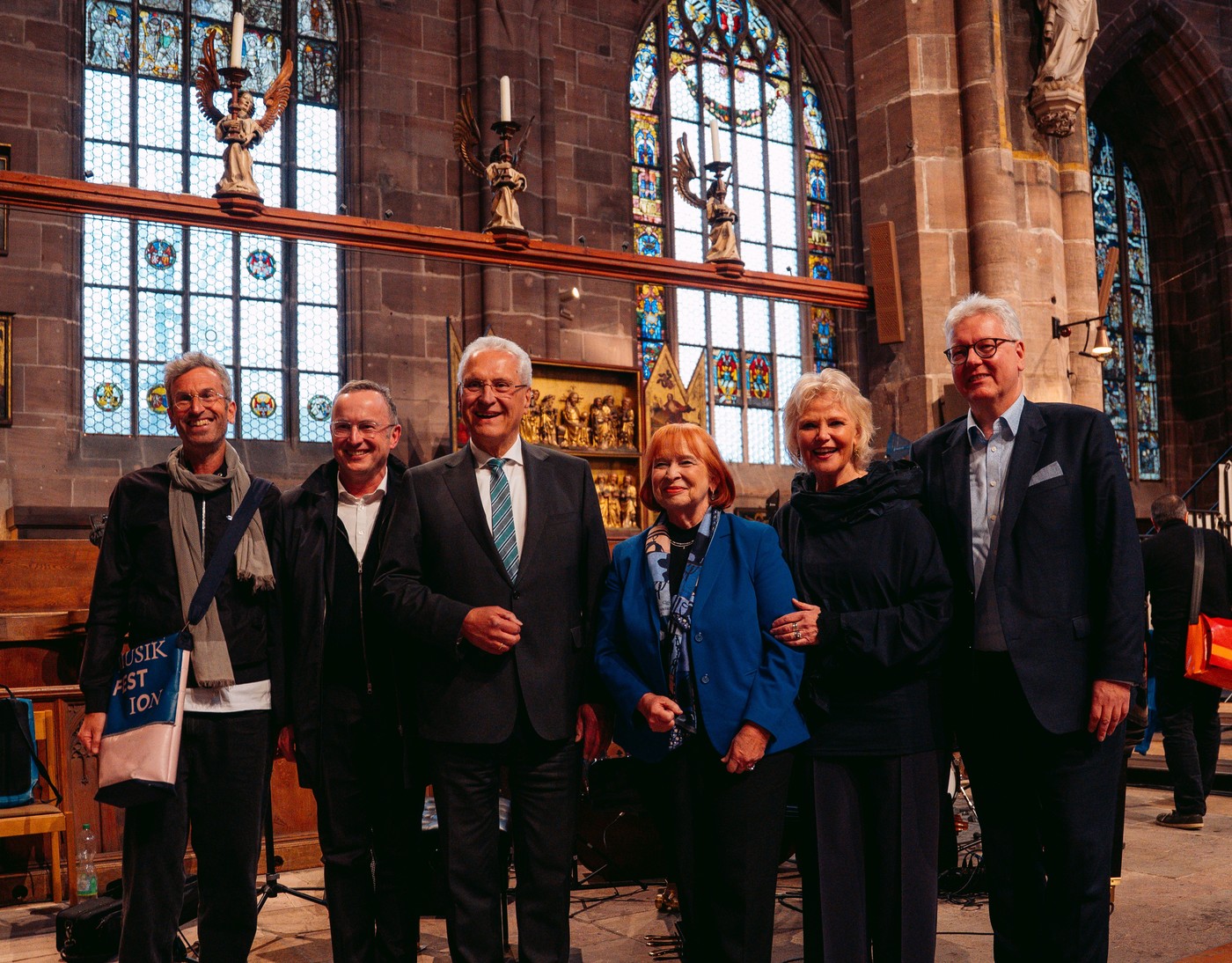 Gruppenbild v.l.n.r. Moritz Puschke (geschäftsführender Intendant Musikfest ION) Carsten Kopp (Landesbischof Bayern der ev-luth Kirche) Joachim Herrmann, Mdl (Bayerischer Innenminister) Ingrid Hofmann (Hofmann Personal) Friedhilde Trüün (Dirigentin) Matth Gruppenbild v.l.n.r. Moritz Puschke (geschäftsführender Intendant Musikfest ION) Carsten Kopp (Landesbischof Bayern der ev-luth Kirche) Joachim Herrmann, Mdl (Bayerischer Innenminister) Ingrid Hofmann (Hofmann Personal) Friedhilde Trüün (Dirigentin) Matth