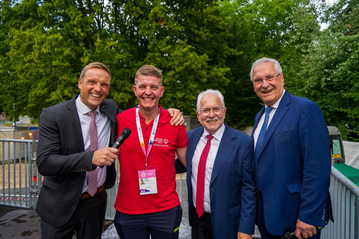 Jörg Volleth (Bürgermeister Stadt Erlangen), Max Kühnreich (Athletensprecher), Erwin Horak (Präsident SOBY), Joachim Herrmann (Bay. Sportminister) Jörg Volleth (Bürgermeister Stadt Erlangen), Max Kühnreich (Athletensprecher), Erwin Horak (Präsident SOBY), Joachim Herrmann (Bay. Sportminister)