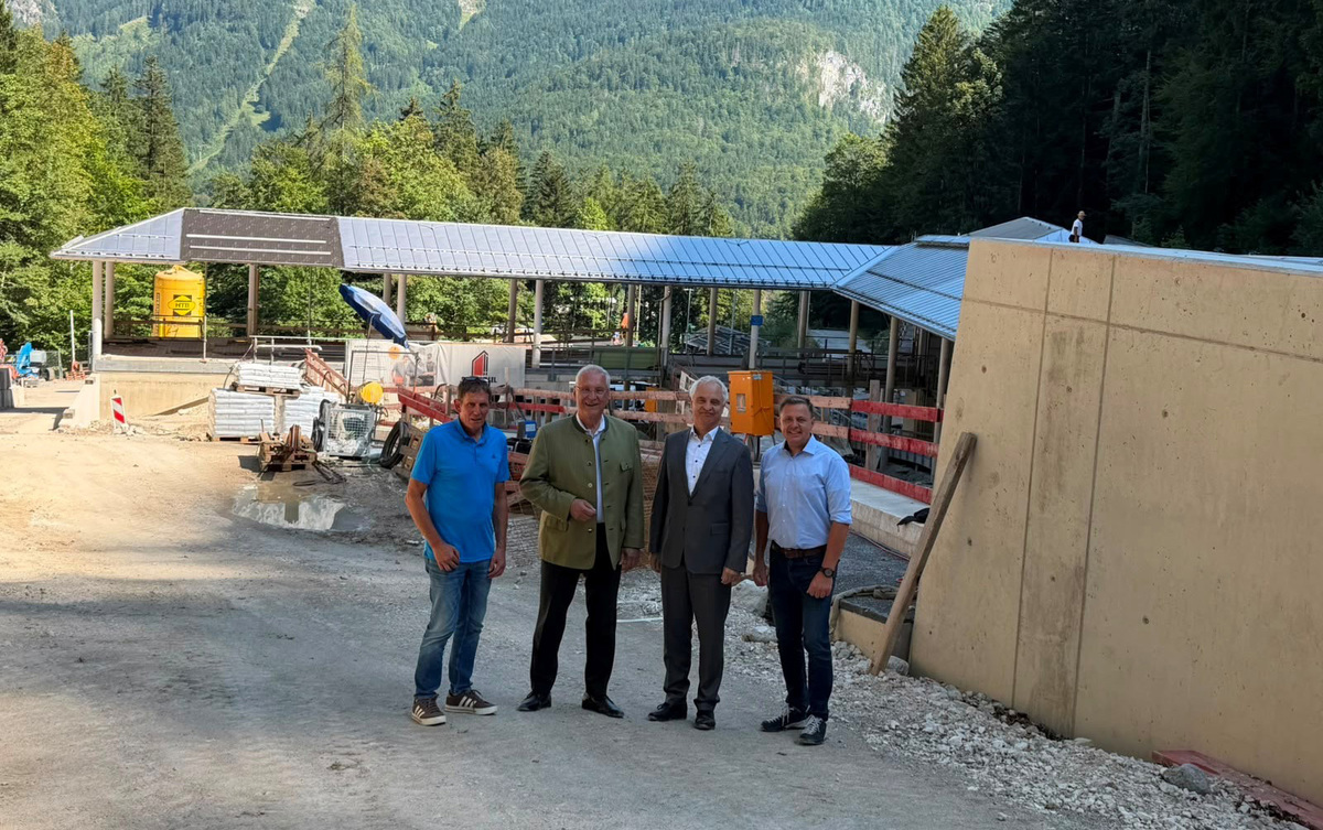 (von links: Thomas Schwab, Vorstandsvorsitzender des Bob- und Schlittenverbands f�r Deutschland (BSD), Innenminister Joachim Hermann, Regierungspr�sident Dr. Konrad Schober und Michael Koller, Landrat des Berchtesgadener Landes) �LRA BGL